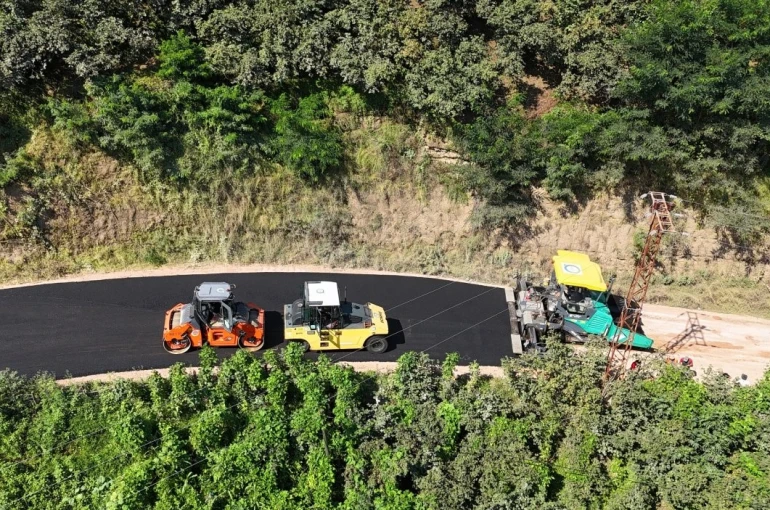 Ordu Büyükşehir, 2 ilçede mahalleleri bağlayan yolu sıcak asfaltla buluşturdu