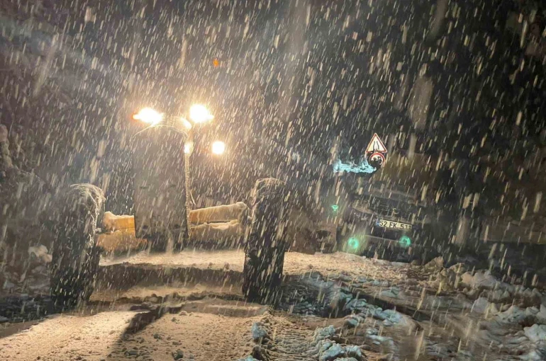 Ordu-Sivas kara yolu kar yağışı nedeniyle ulaşıma kapandı 