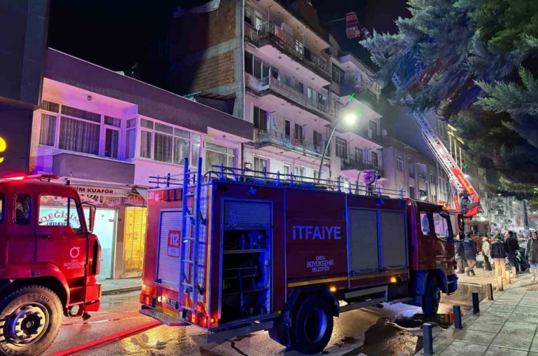 Ordu’da çatı katı yangını: 5 kişi asansörlü araçla tahliye edildi 
