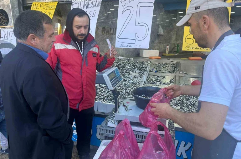 Ordu’da hamsi 25 liraya düştü, vatandaş sıraya girdi