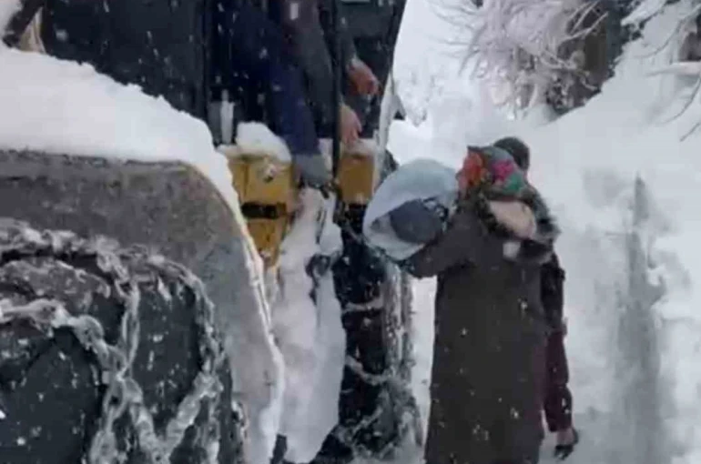 Ordu’da hastalanan bebek, kardan kapanan yolda iş makinesi ile taşındı