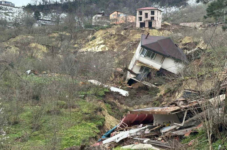 Ordu’da heyelan: Evler yıkıldı, yol çöktü 