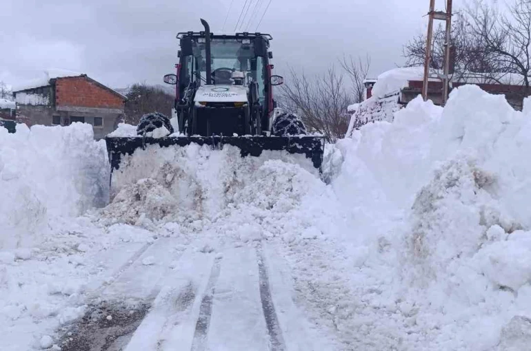 Ordu’da kardan kapanan 692 mahalle yolu 1 günde ulaşıma açıldı 