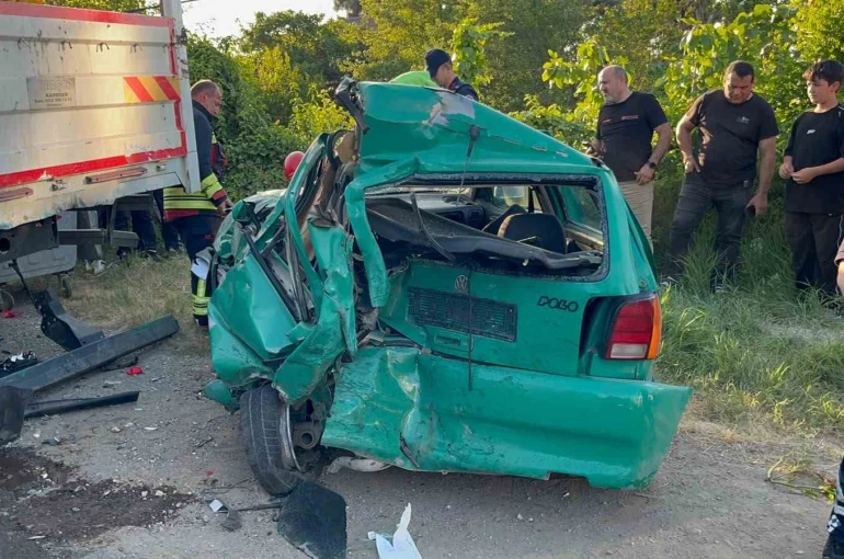 Ordu’da minibüs park halindeki araçlara çarptı: 3 yaralı