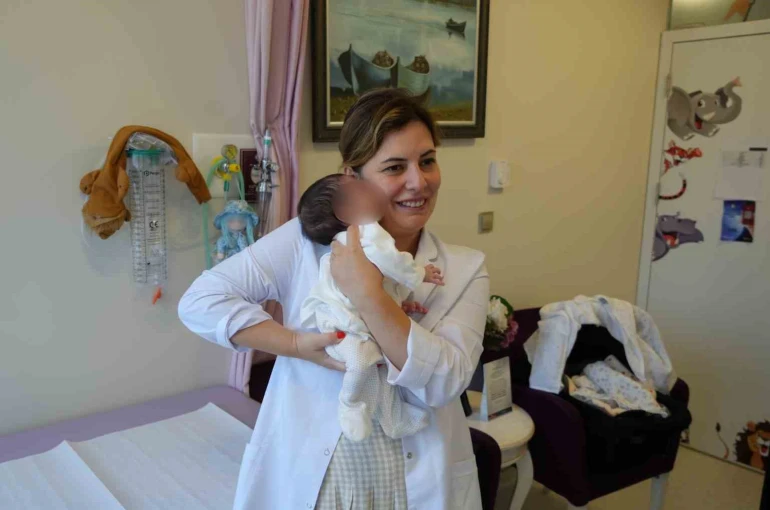 Organları dışarıda doğan bebek, Samsun’da hayata tutundu 