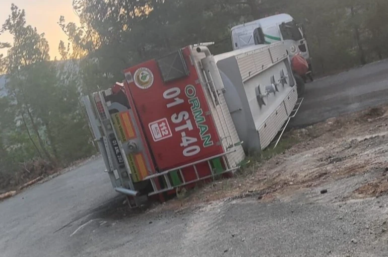 Orman yangınına müdahaleden dönen su tankeri devrildi 