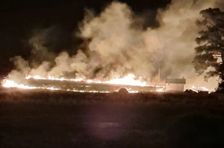 Ormanlık alana yakın mesafede yangın çıktı