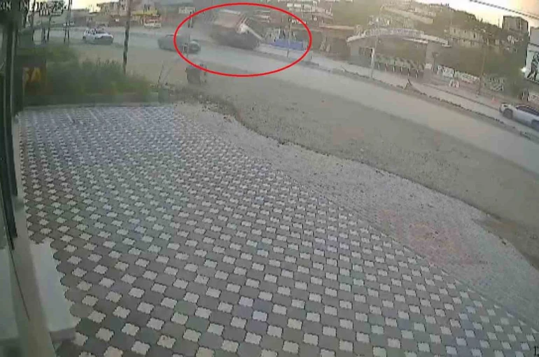 Orta refüje çarpan hafriyat kamyonunun devrildiği anlar kamerada 