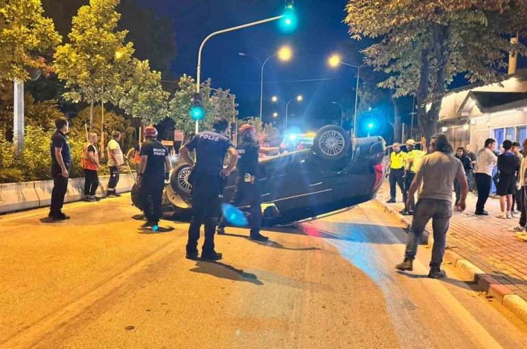 Orta refüje çarpan otomobil takla attı: 1 yaralı