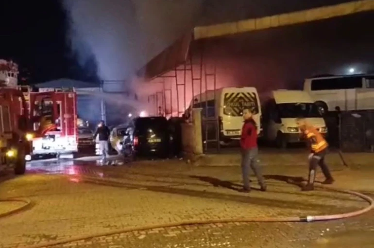 Ortaca Sanayi Sitesi’nde yangın: 4 araç ve 1 iş yeri zarar gördü