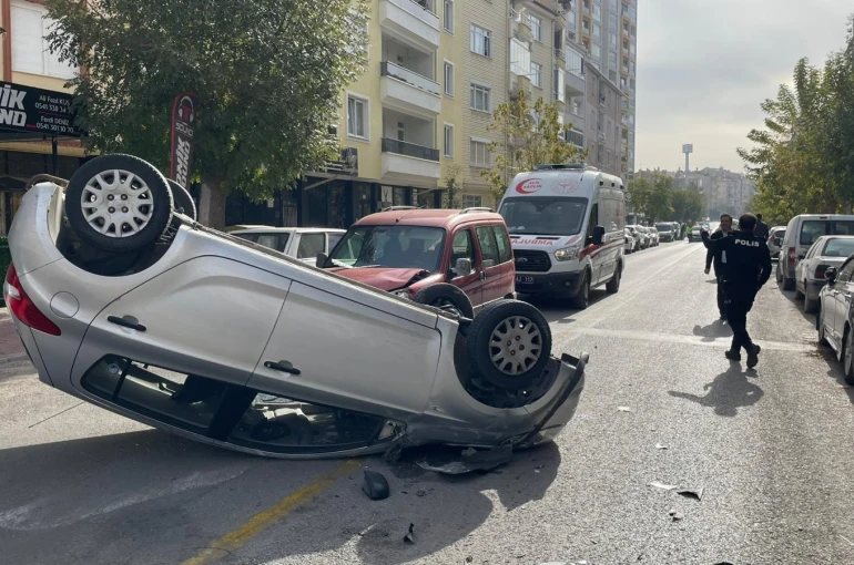 Ortalığın savaş alanına döndüğü kaza kamerada: 1 yaralı