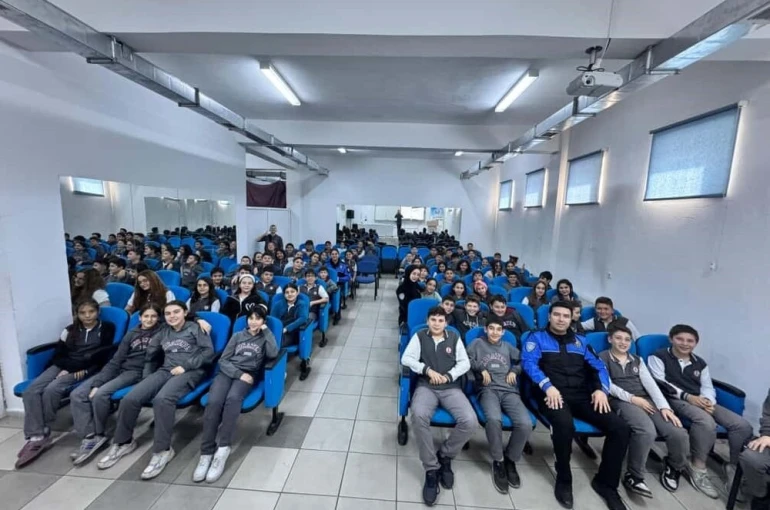 Ortaokul öğrencilerine polislerden eğitim 