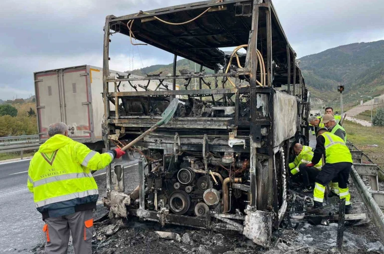 Ortaokul öğrencilerini taşıyan otobüs alevlere teslim oldu 