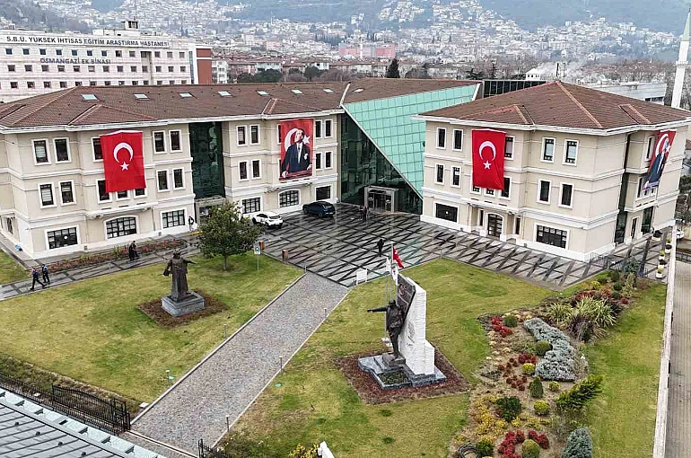 Osmangazi Belediyesi binalarını Türk Bayraklarıyla donattı 