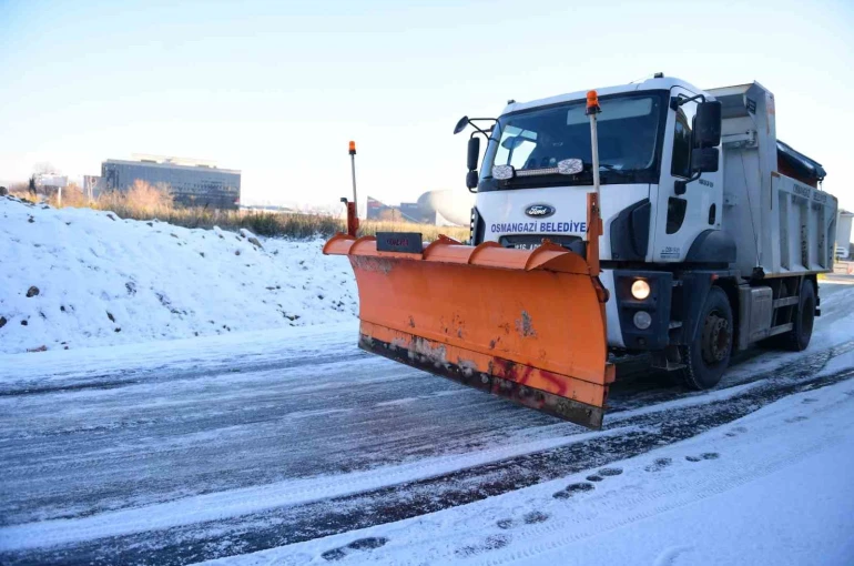 Osmangazi Belediyesi ekipleri tuzlama çalışmalarını sürdürüyor 