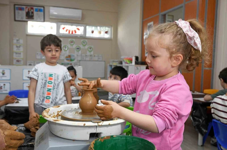 Osmangazi Belediyesi kreşlerinde çocuklar toprağa şekil verdi 