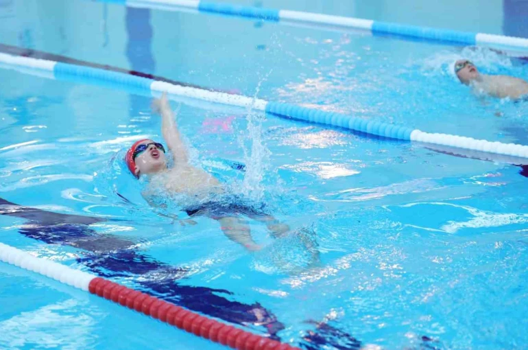 Osmangazi Yüzme Şenliği’nde kazananlar kupalarını aldı 