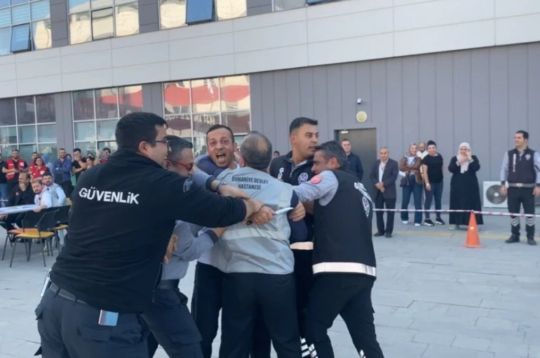 Osmaniye Eğitim ve Araştırma Hastanesi’nde afet tatbikatı gerçekleştirildi 