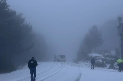 Osmaniye’de dolu yağışı yolları beyaza bürüdü 