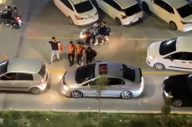 Osmaniye’de Galatasaray’ın derbi galibiyeti sonrası konvoy yapıldı 