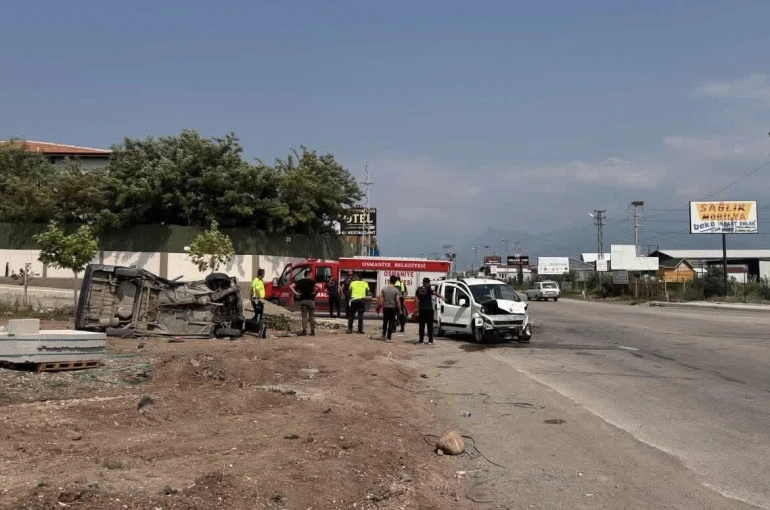 Osmaniye’de hafif ticari araç ile otomobil çarpıştı: 2 yaralı