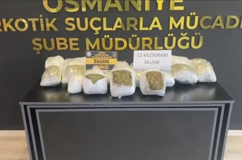 Osmaniye’de hafif ticari araçta 12 kilo skunk ele geçirildi 
