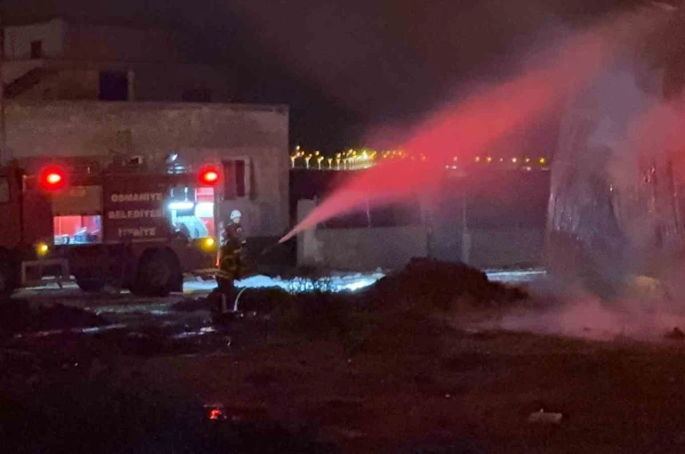 Osmaniye’de karton fabrikasında çıkan yangın söndürüldü 
