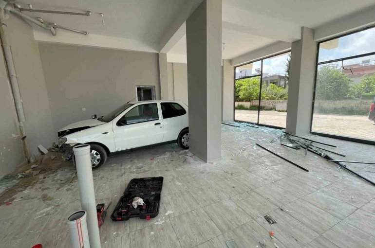 Osmaniye’de kontrolden çıkan otomobil dükkana girdi: 1 yaralı 