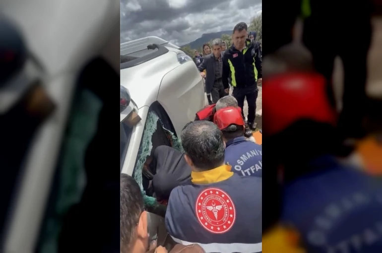 Osmaniye’de kontrolden çıkan pikap yan yattı: 2 yaralı 