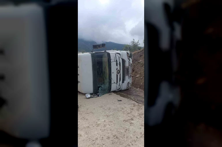 Osmaniye’de kontrolden çıkan tır yamaca çarptı: 1 yaralı 