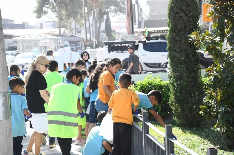 Osmaniye’de öğrenciler caddede yere atılan sigara izmaritlerini topladı 