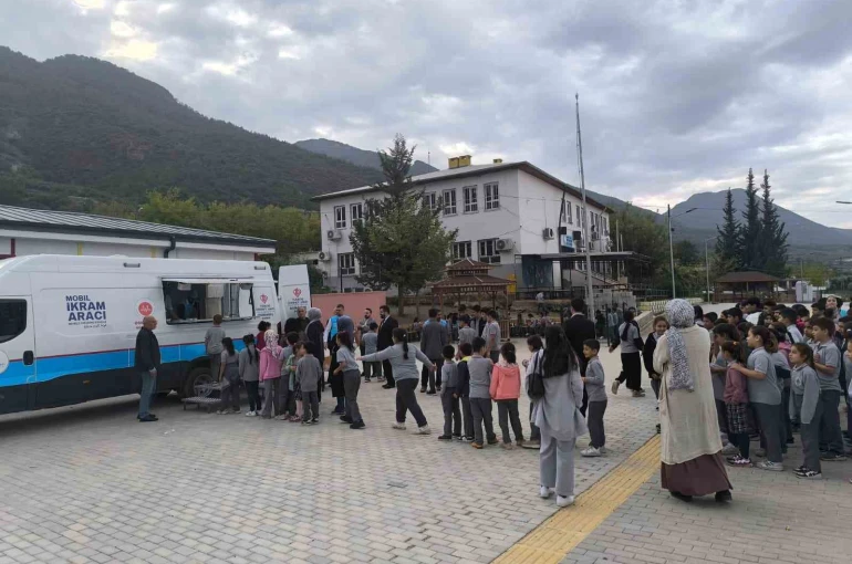 Osmaniye’de öğrencilere sıcak çorba ikramı 