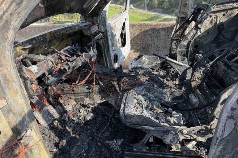 Osmaniye’de pikap alev alev yandı, sürücü son anda kurtuldu 