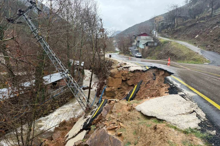 Osmaniye’de şiddetli yağışla birlikte yolda göçük yaşandı