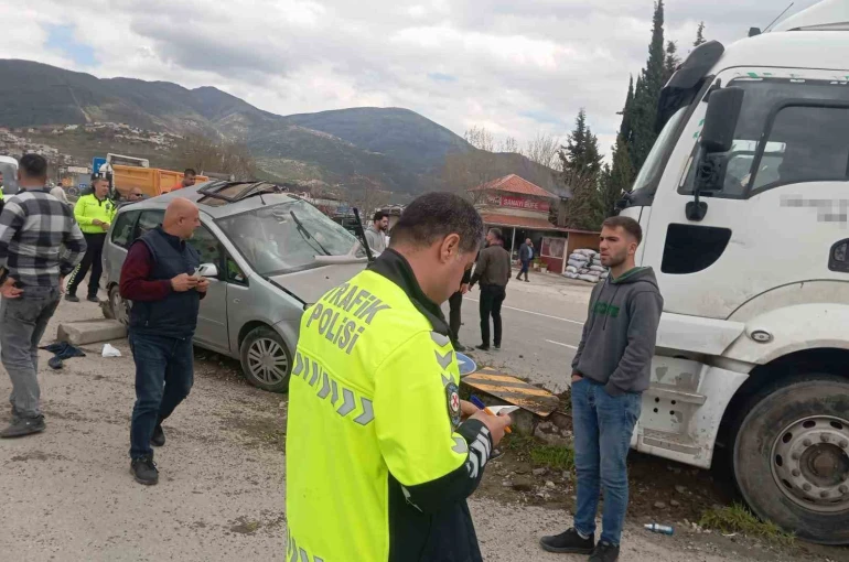 Osmaniye’de tır ile hafif ticari araç çarpıştı:1 yaralı