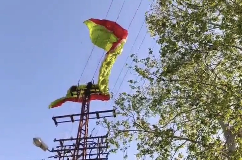 Osmaniye’de yamaç paraşütü pilotu iniş sırasında elektrik tellerine takıldı 