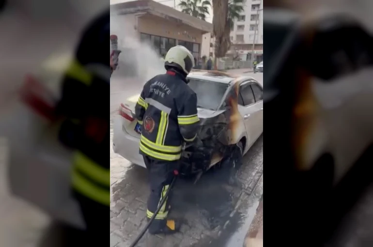 Osmaniye’de yanan otomobile ilk müdahaleyi trafik polisi yaptı 