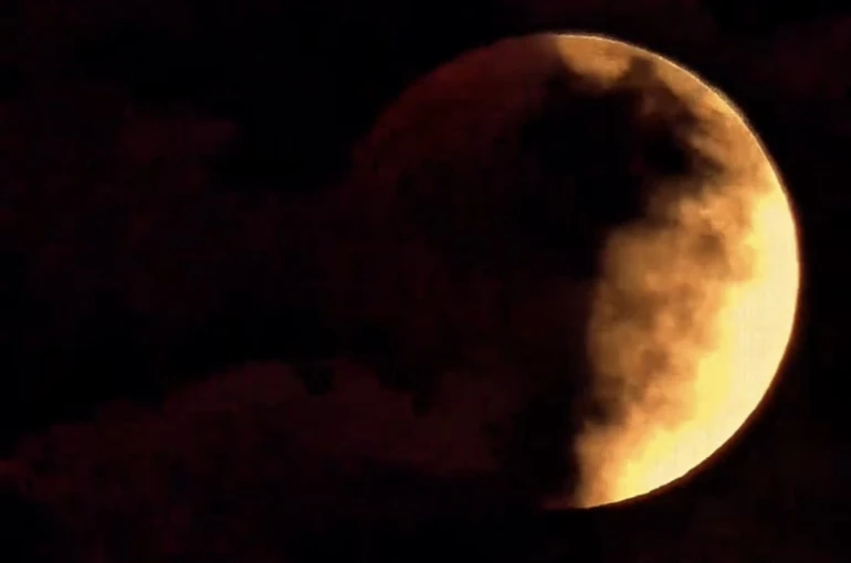 Osmaniyeliler "Kanlı Ay" tutulmasını izledi 