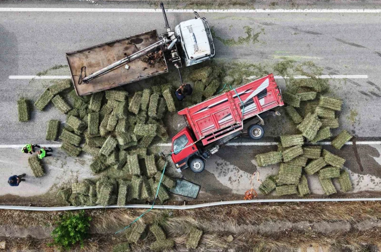 Ot balyası yüklü kamyon devrildi: Kilometrelerce araç kuyruğu oluştu