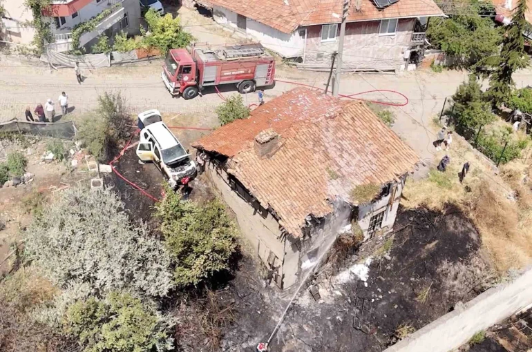 Ot yangınının sıçradığı ahşap ev ve aracı küle dönmekten itfaiye ekipleri kurtardı 
