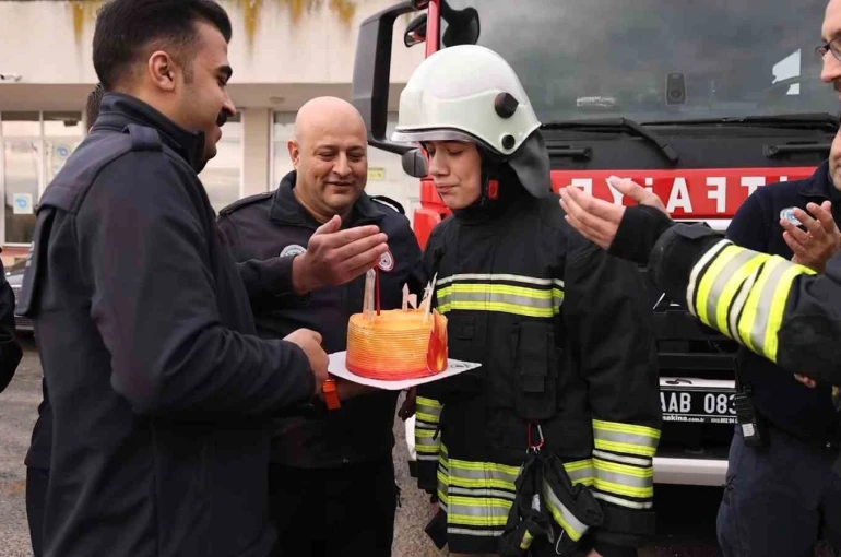 Otizme değil hayallere odaklandı: 16 yaşında itfaiyeci üniformasıyla doğum günü sürprizi 