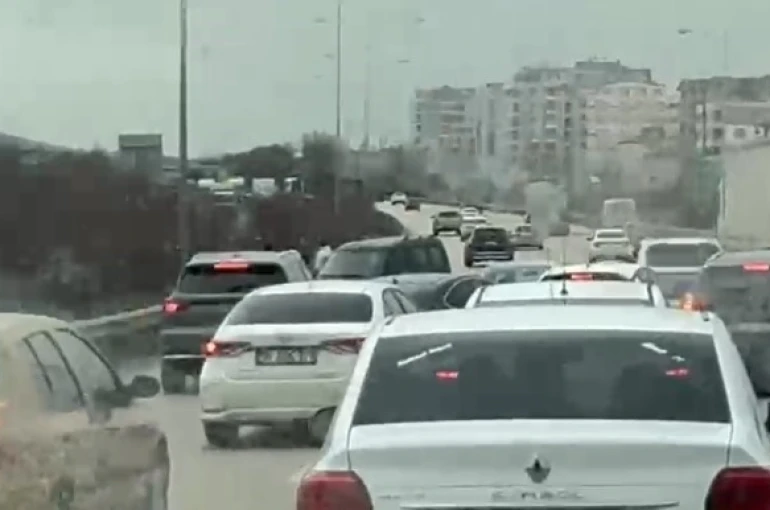 Otobanda tehlike...Ters yöne giren araç trafiği kilitledi