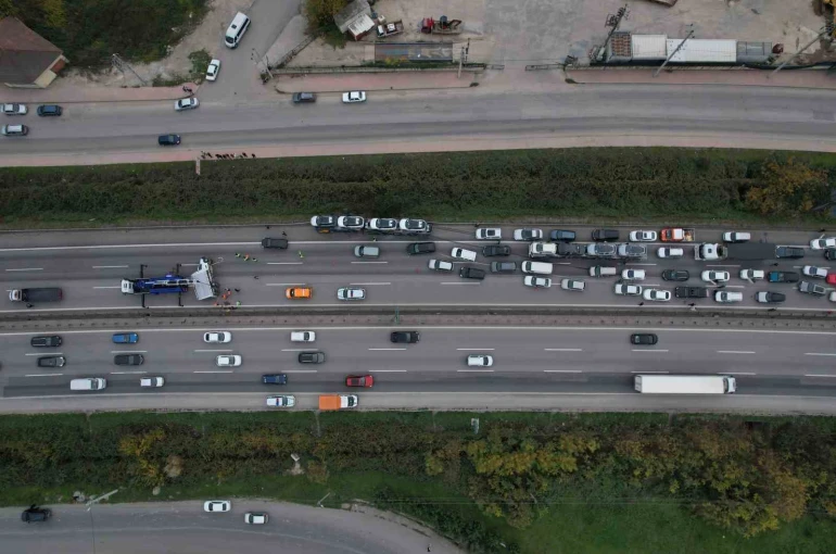 Otobanda tır ile çarpışan nakliyat kamyonu devrildi, kilometrelerce araç kuyruğu oluştu 