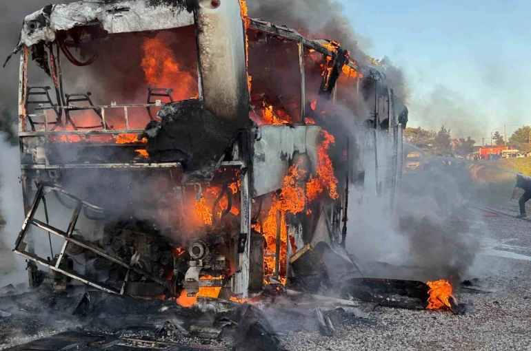 Otobüs alev topuna döndü, yolcular son anda kurtuldu 