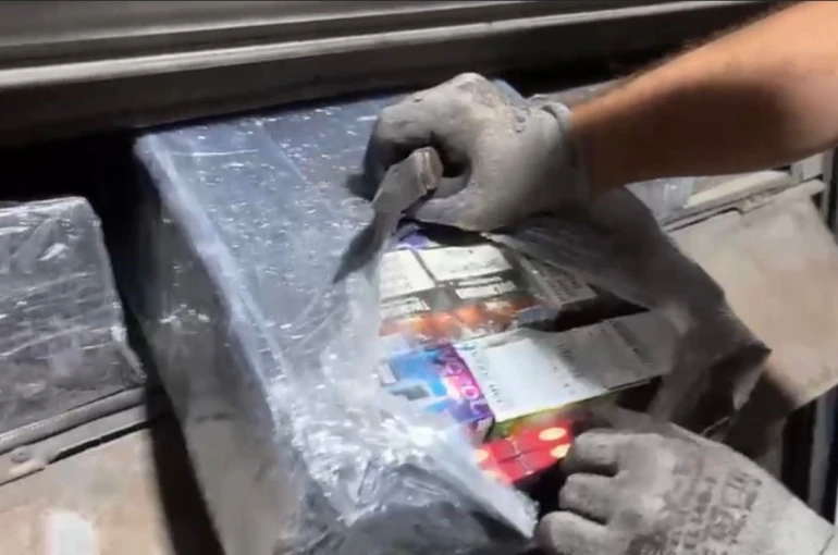 Otobüs çamurluğundaki gizli bölmeden kaçak elektronik sigara ve sigara ele geçirildi 
