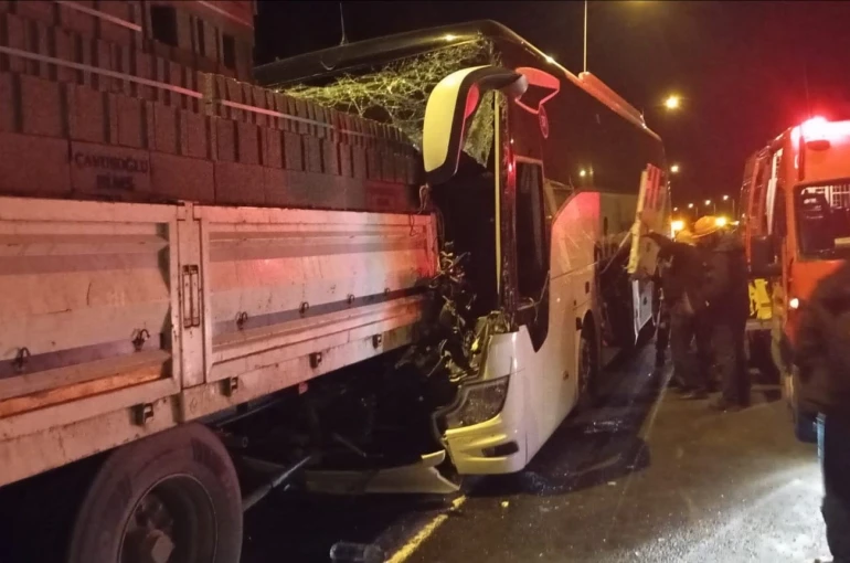 Otobüs ile tırın karıştığı kazada 1 kişi öldü, 3 kişi yaralandı