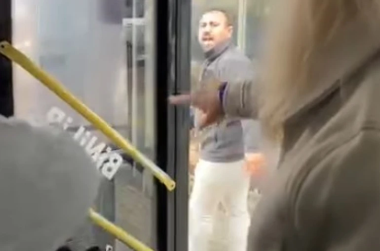 Otobüs sürücüsü yolculara küstü otobüsü durağa çekip kendisi aşağıya indi