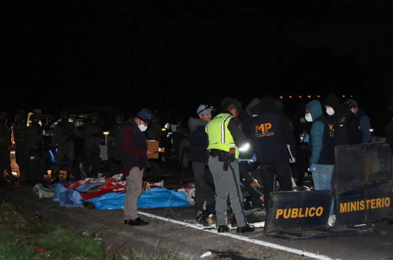 Otobüs uçuruma yuvarlanmasıyla 15 kişi öldü, 19 kişi yaralandı