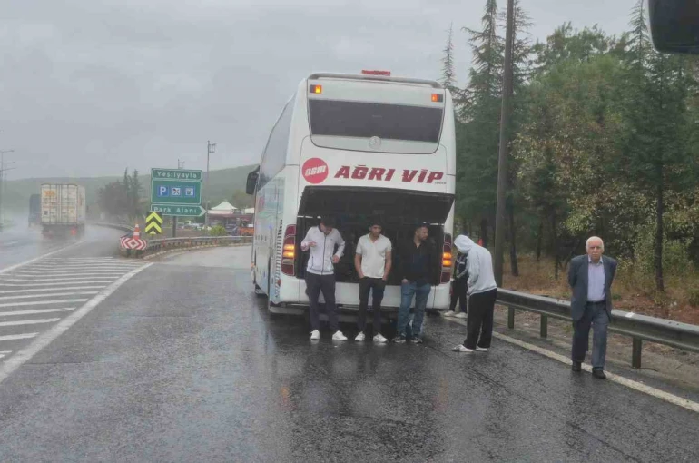 Otobüsler çarpıştı, yolcular ıslanmamak için bagaj kapaklarını açtılar