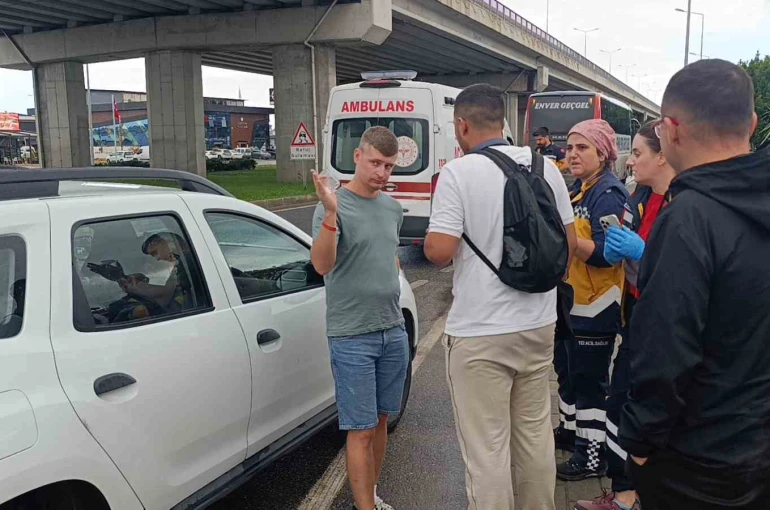 Otobüsün çarptığı otomobilin hafif yaralı sürücüsü, ailesini yalnız bırakmamak için hastaneye gitmedi 